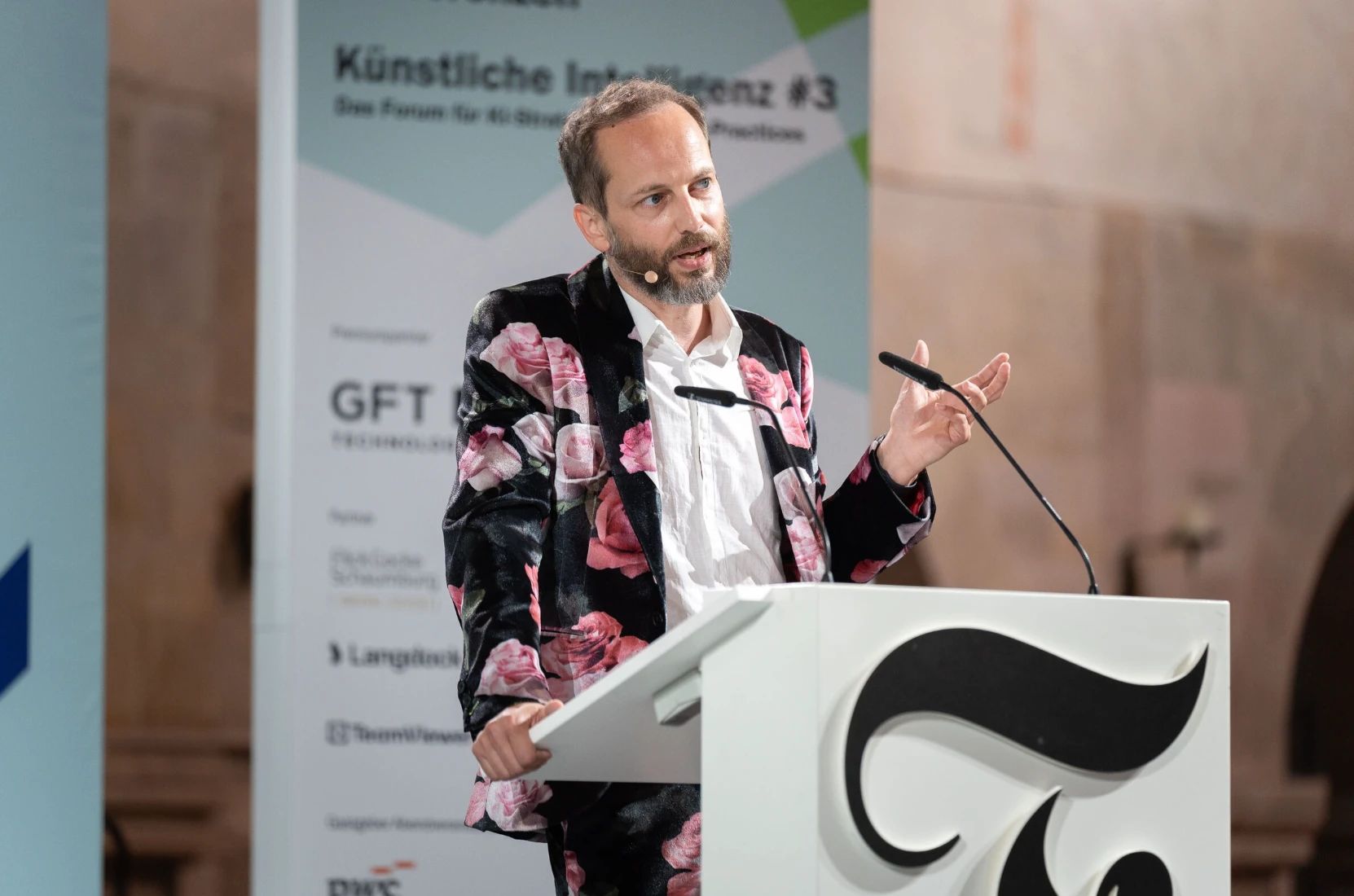 Marcel Weiß spricht am Rednerpult der F.A.Z.-Konferenz „Künstliche Intelligenz #3“.